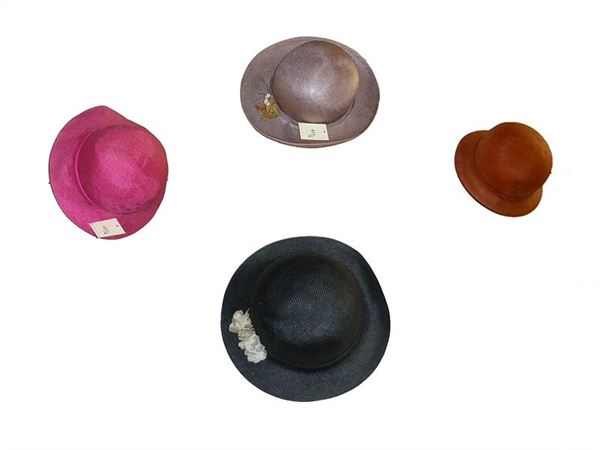Lotto di quattro cappelli in paglia