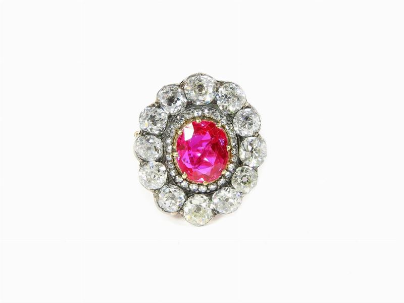 Anello in Oro Giallo e Argento, Diamanti e Rubino Birmano