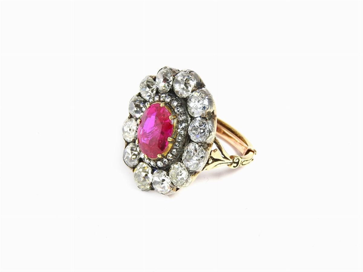Anello in Oro Giallo e Argento, Diamanti e Rubino Birmano