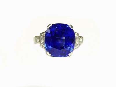 Importante Anello in Platino, Diamanti e Zaffiro Kashmir