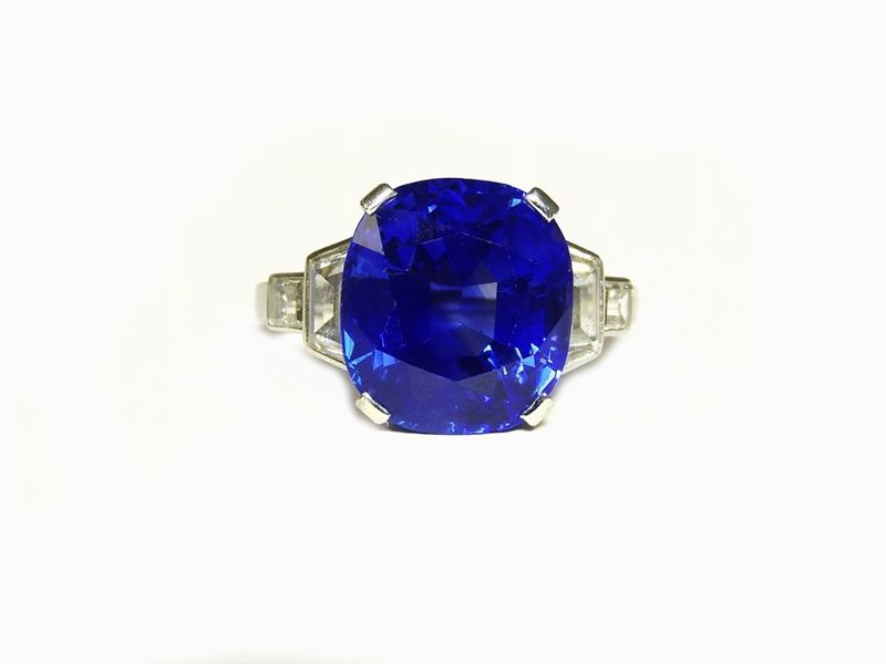 Importante Anello in Platino, Diamanti e Zaffiro Kashmir