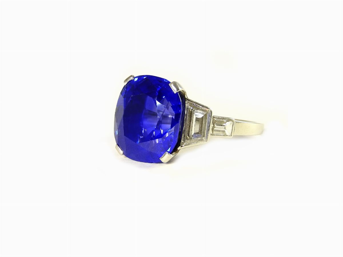Importante Anello in Platino, Diamanti e Zaffiro Kashmir