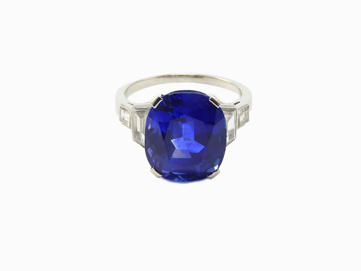 Importante Anello in Platino, Diamanti e Zaffiro Kashmir