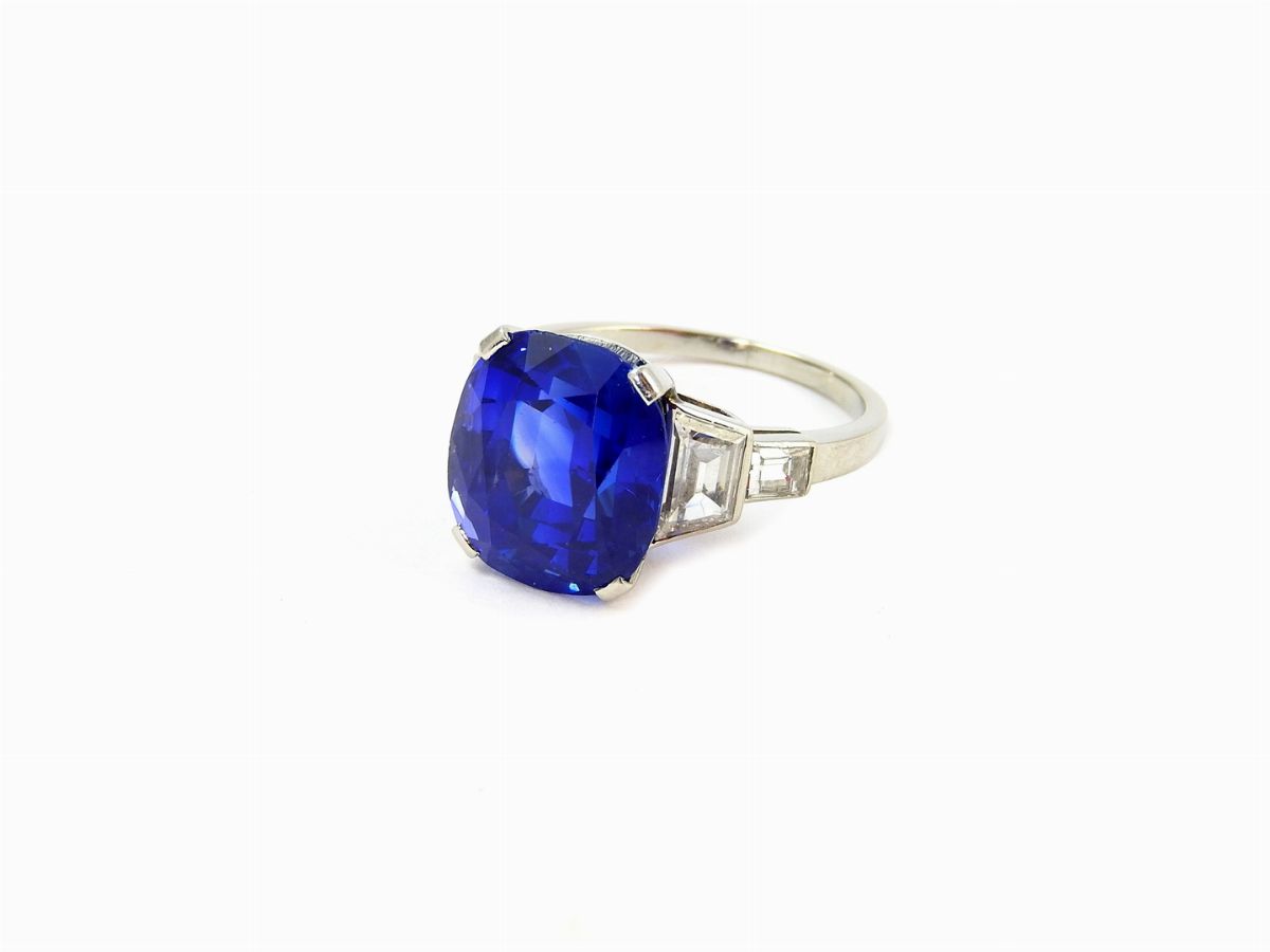Importante Anello in Platino, Diamanti e Zaffiro Kashmir