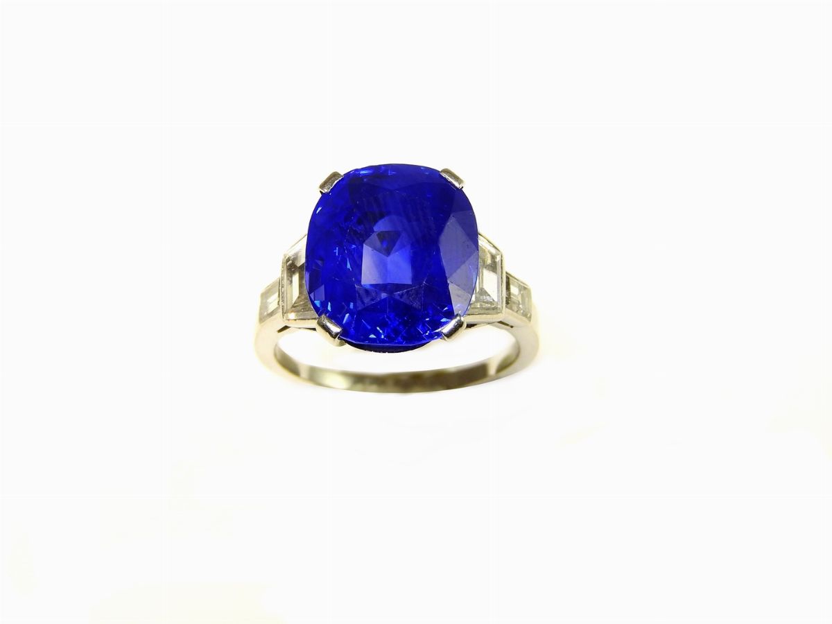 Importante Anello in Platino, Diamanti e Zaffiro Kashmir