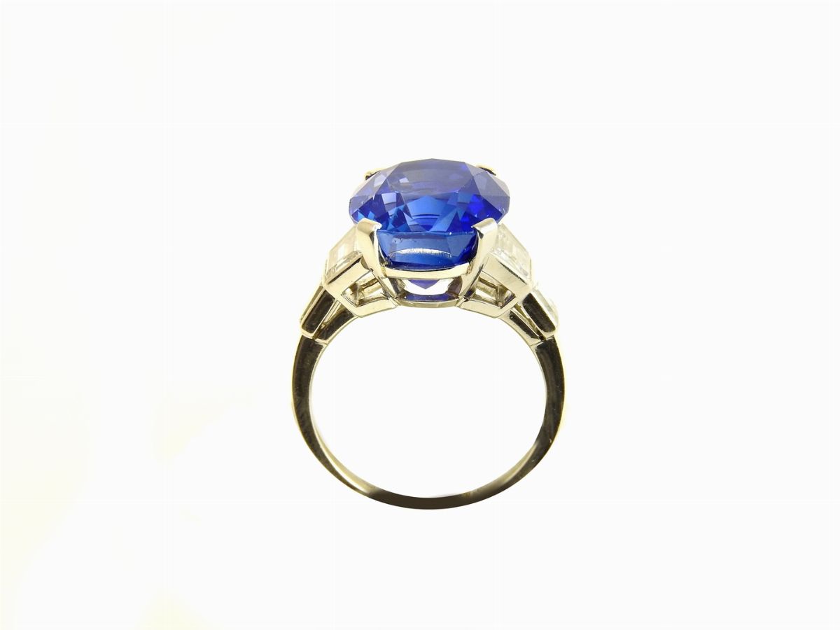 Importante Anello in Platino, Diamanti e Zaffiro Kashmir
