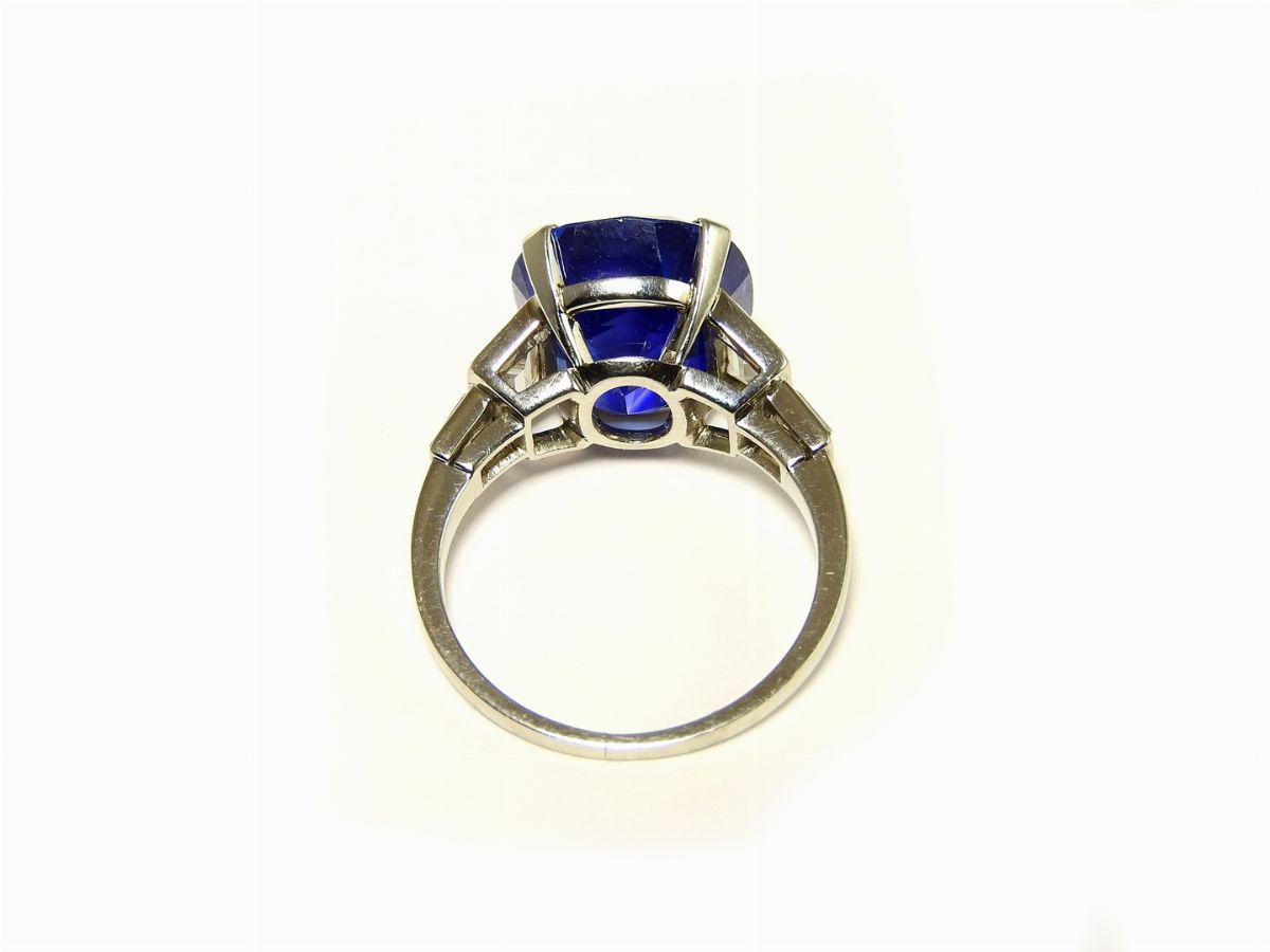 Importante Anello in Platino, Diamanti e Zaffiro Kashmir