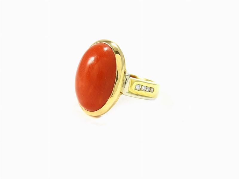Anello in Oro Giallo, Diamanti e Corallo