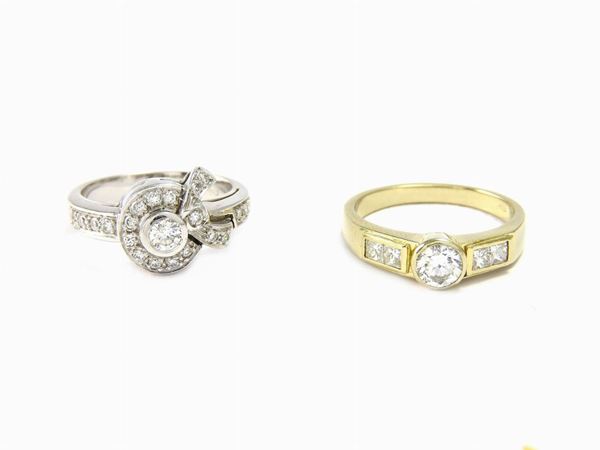 Due anelli in oro giallo e bianco con diamanti