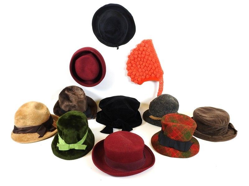 Lotto di Undici Cappelli da Donna in Lana