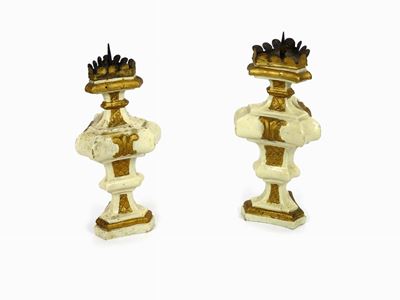 Coppia di Piccole Torciere in Legno Laccato e in Parte Dorato
