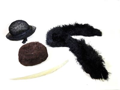 Due Cappelli in Tulle Marrone e Paglia Intrecciata Nera