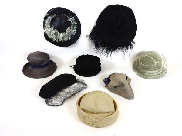 Lotto di otto cappelli da donna