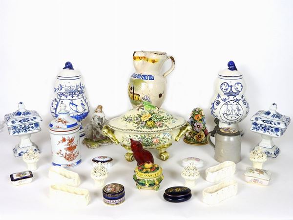 Lotto di oggetti in terracotta, ceramica e porcellana