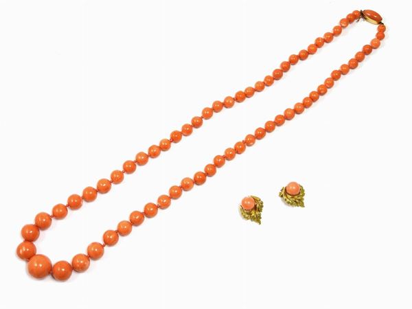 Parure of yellow gold graduated necklace and earrings with coral