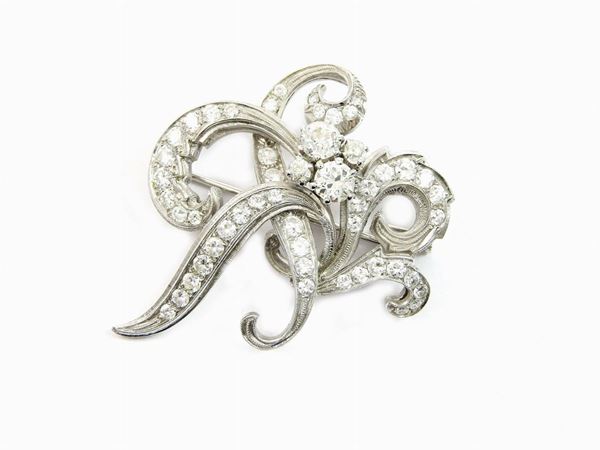 White gold floral motiv brooch with diamonds