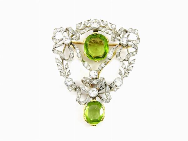 White and yellow gold garland shaped brooch/pendant with diamonds and peridots