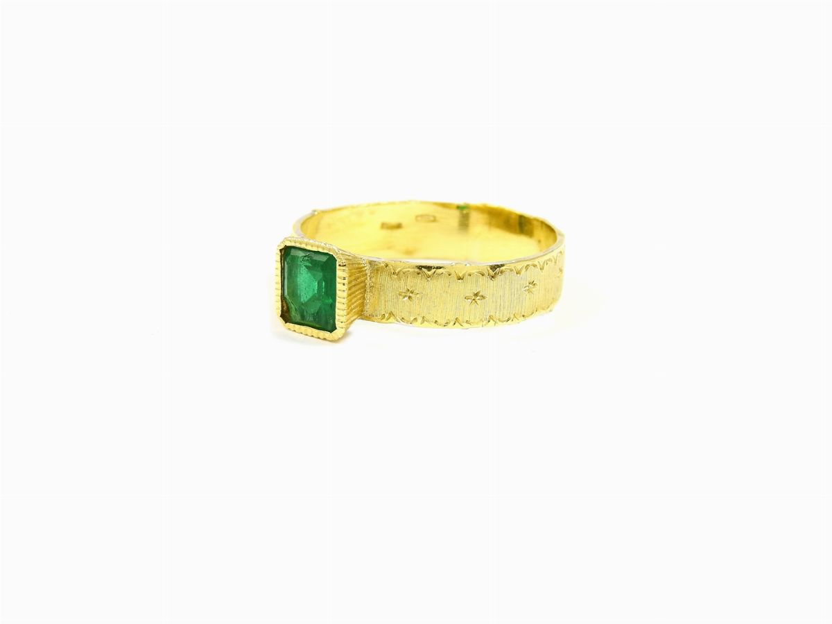 Anello in Oro Giallo Satinato con Smeraldo