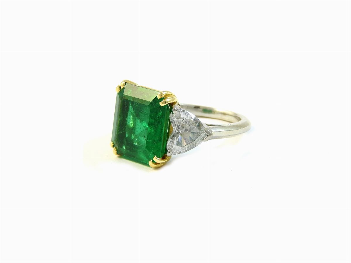 Anello in Platino e Oro Giallo con Diamanti e Smeraldo