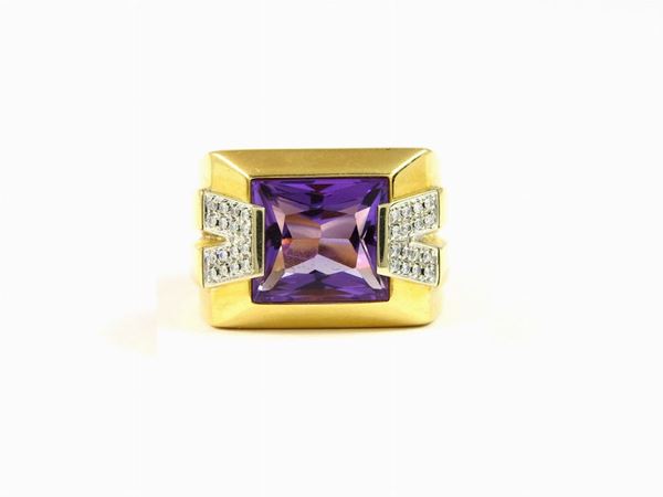 White and yellow gold ring with diamonds and amethyst