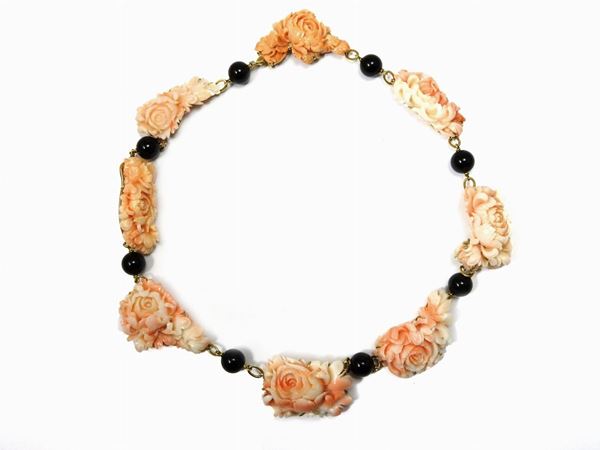 Yellow gold necklace with onyx beads and coral