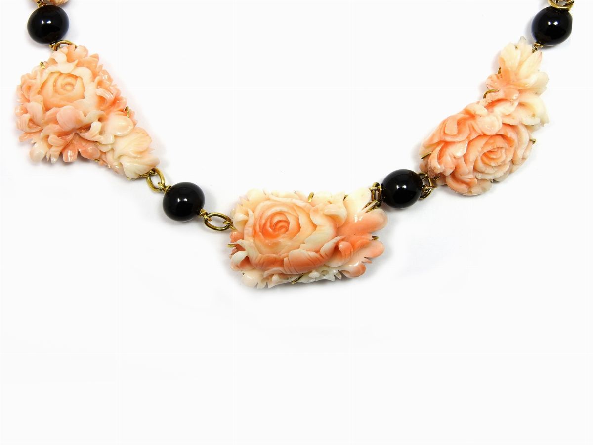Collana in Oro Giallo, Onice e Corallo