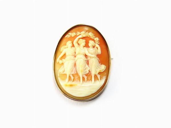 Yellow gold brooch with shell cameo