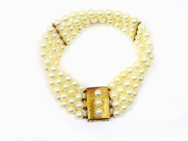 Four strands cultured pearls bracelet