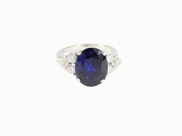 White gold daisy ring with diamonds and sapphire
