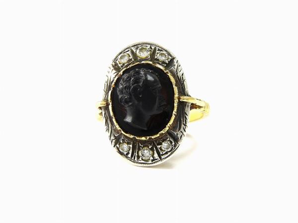 Yellow gold and silver ring with onyx moretto and diamonds