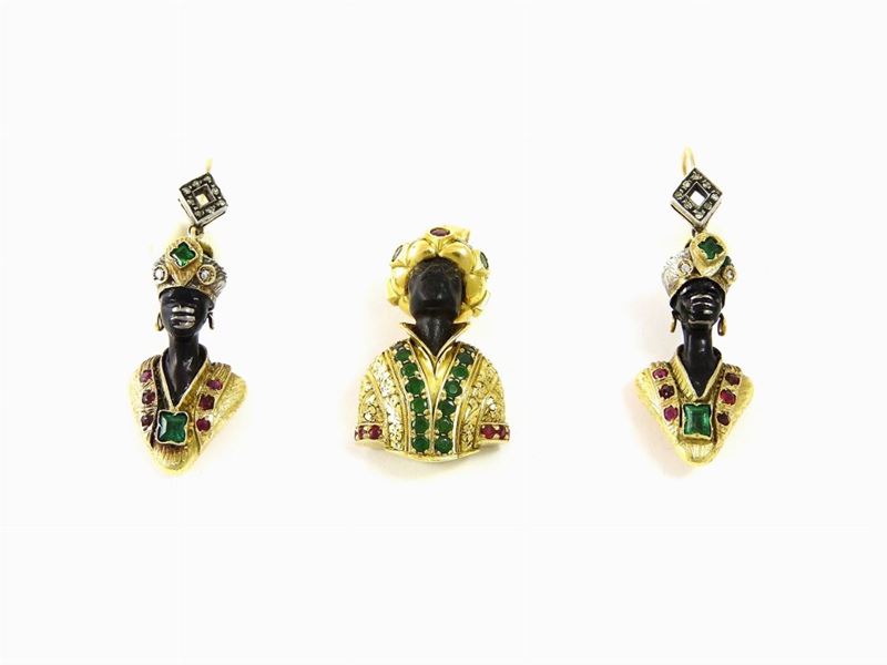 Parure in Oro Giallo, Argento, Legno, Smalti Policromi, Diamanti, Rubini e Smeraldi