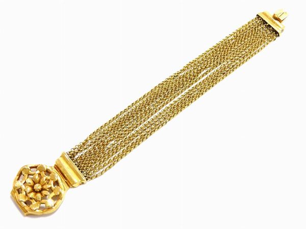 Eleven yellow gold small chains bracelet with embossed clasp