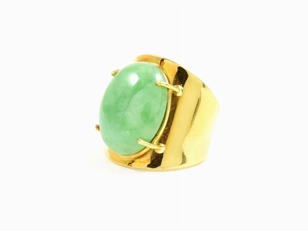Yellow gold ring with oval cabochon cut jade