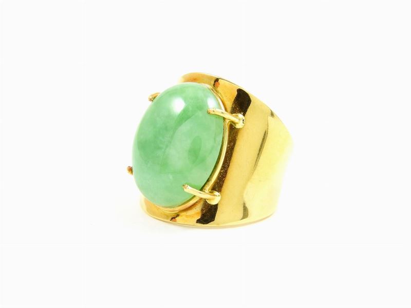 Anello in Oro Giallo e Giada Ovale Cabochon