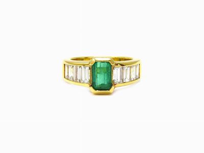 Anello in Oro Giallo, Diamanti e Smeraldo