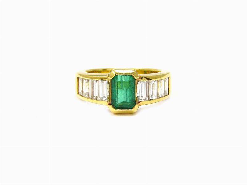 Anello in Oro Giallo, Diamanti e Smeraldo