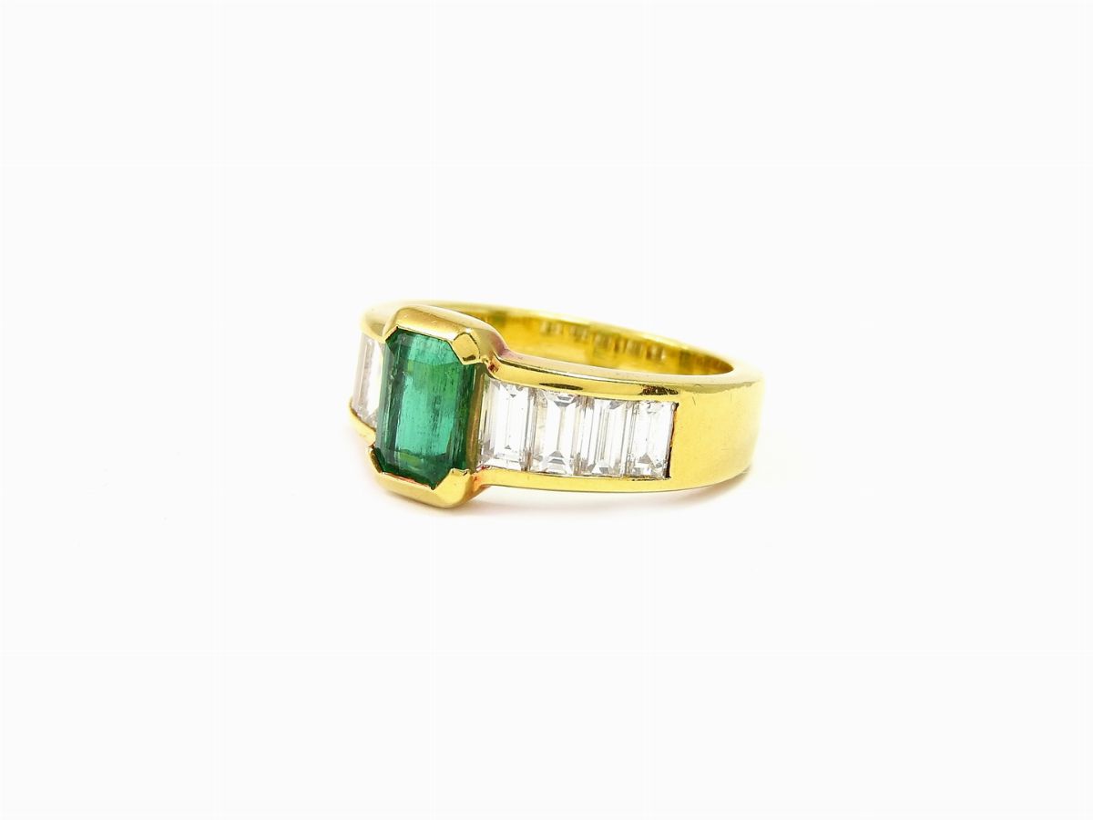 Anello in Oro Giallo, Diamanti e Smeraldo