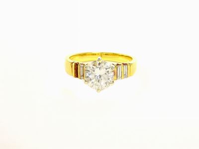 Anello Solitario in Oro Giallo e Diamanti