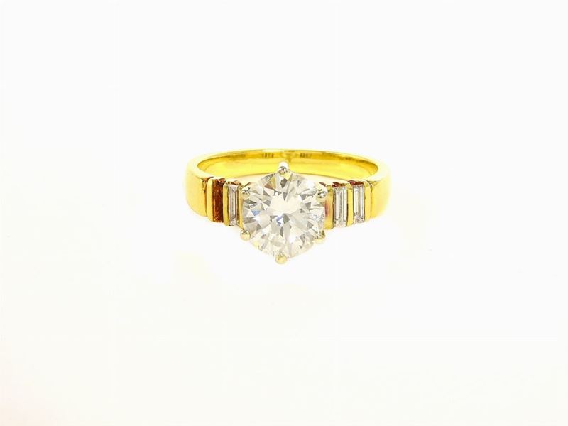 Anello Solitario in Oro Giallo e Diamanti