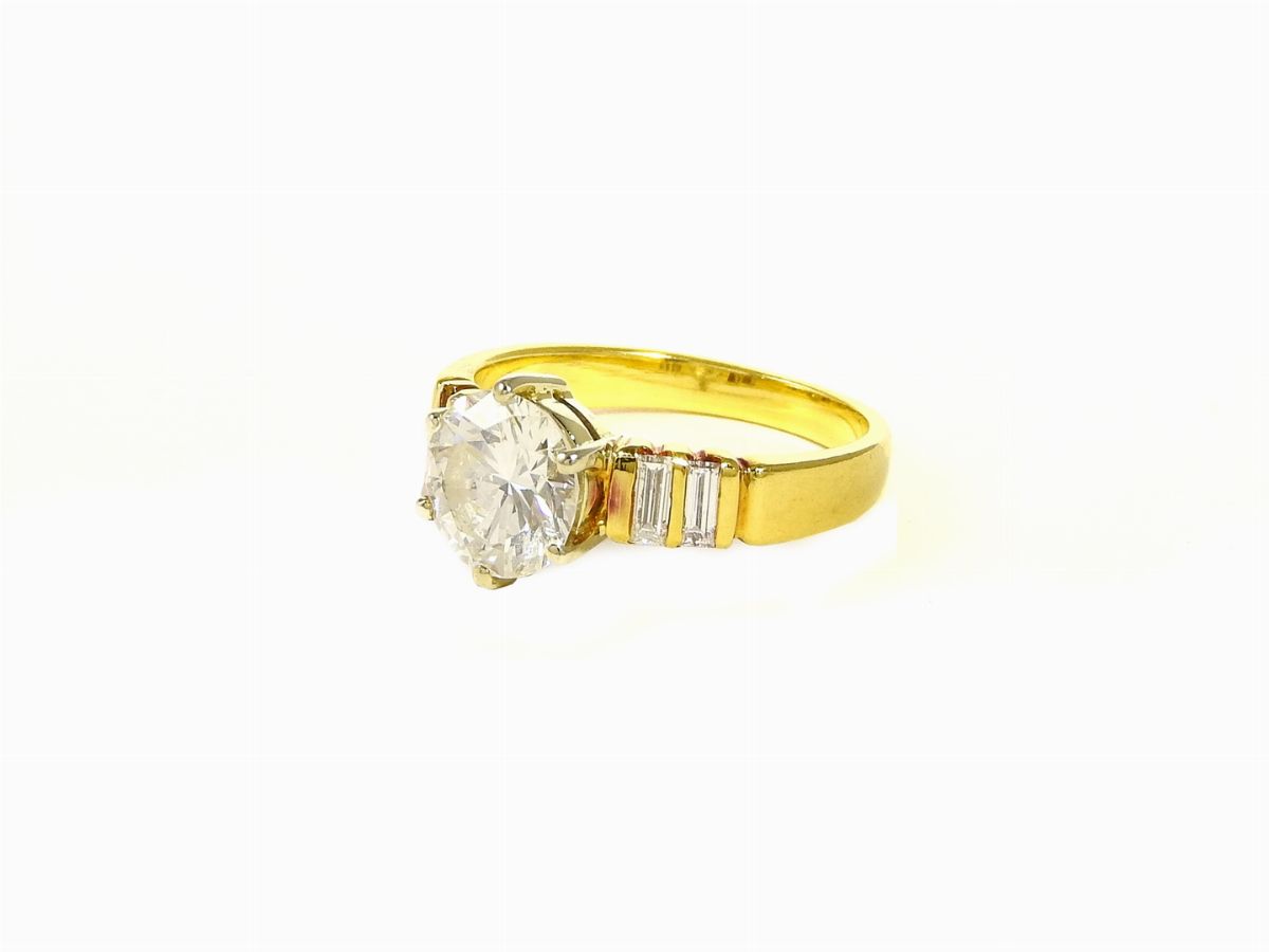 Anello Solitario in Oro Giallo e Diamanti