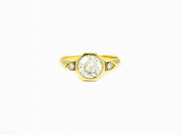 Yellow gold solitaire with diamond