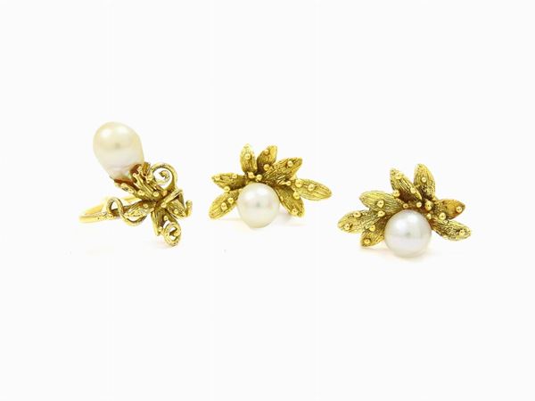 Parure of yellow gold ring and earrings with barouque shaped pearls