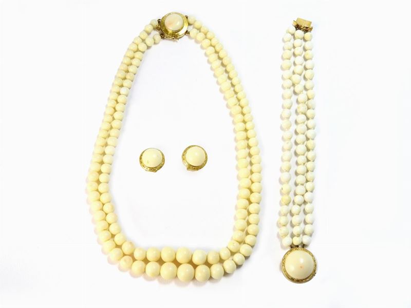 Parure in Oro Giallo e Corallo Bianco