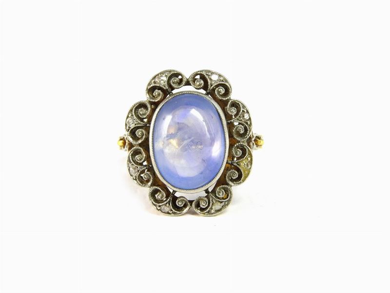 Anello in Oro Giallo, Bianco, Piccoli Diamanti e Zaffiro Asteria