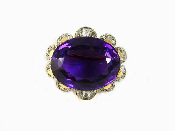 Yellow and white gold brooch with diamonds and a big amethyst quartz