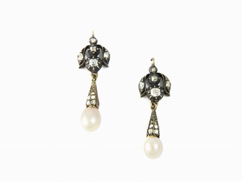 Coppia di Pendenti in Oro Giallo, Argento, Diamanti e Perle Naturali