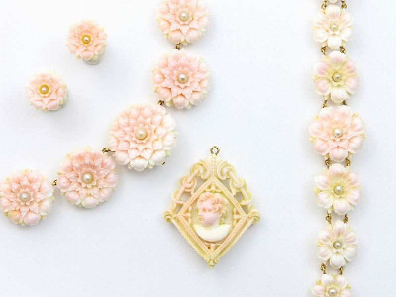 Parure in Oro Giallo, Corallo Pelle D'angelo e Perle