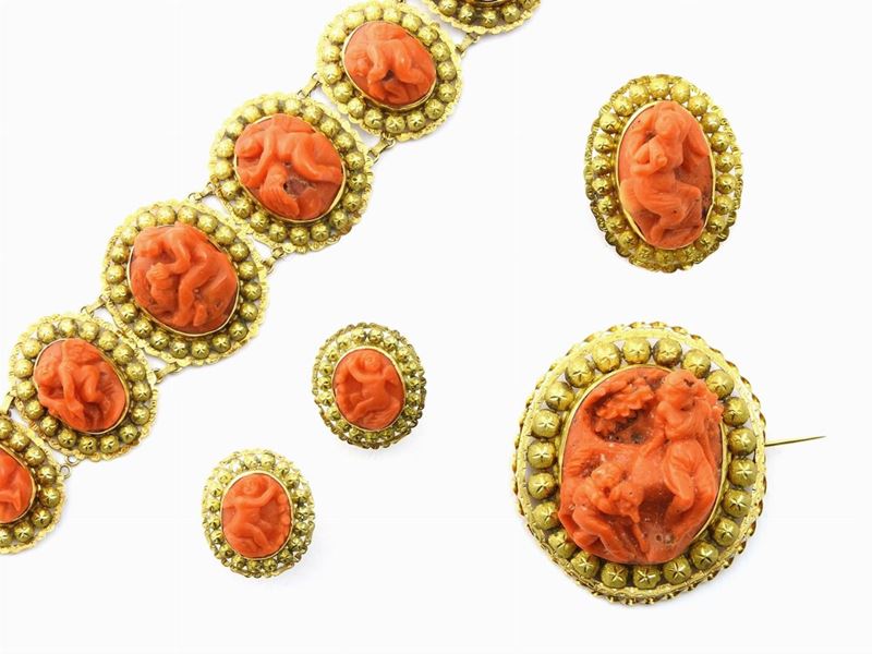 Parure in Oro Giallo e Cammei Ad Altorilievo in Corallo Rosso