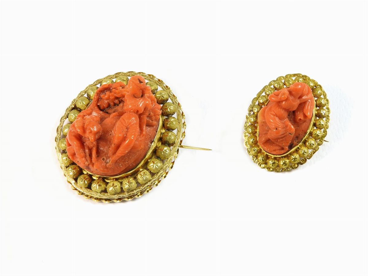 Parure in Oro Giallo e Cammei Ad Altorilievo in Corallo Rosso