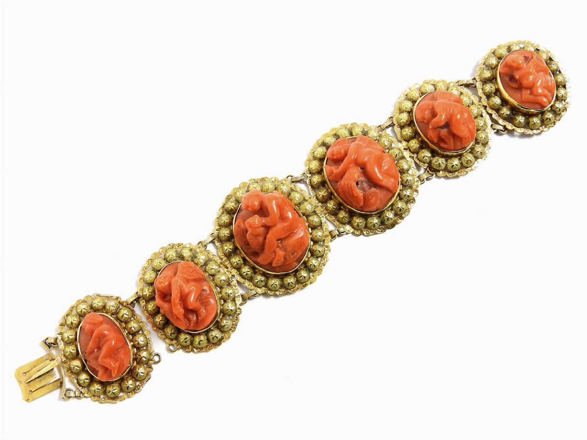 Parure in Oro Giallo e Cammei Ad Altorilievo in Corallo Rosso